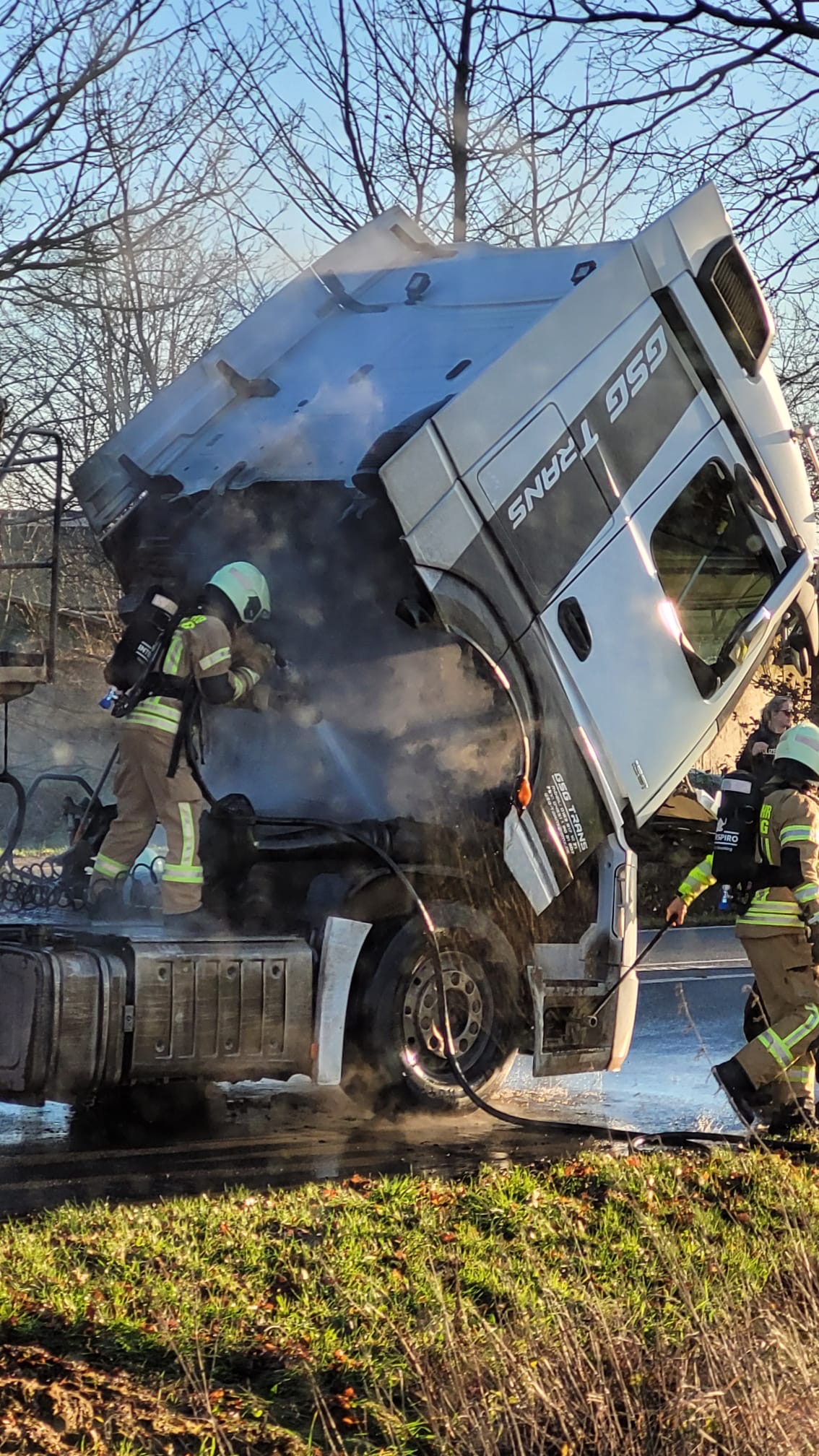 LKW brennt auf Straße